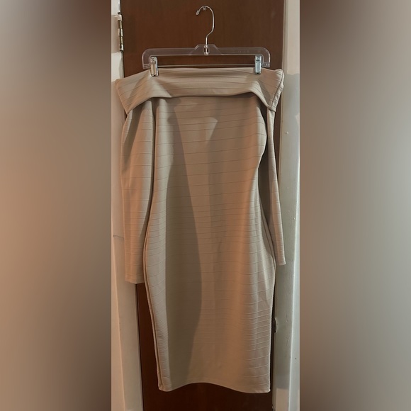NWOT Cream Off-The Shoulder Body Con Dress Size XL - Picture 2 of 4